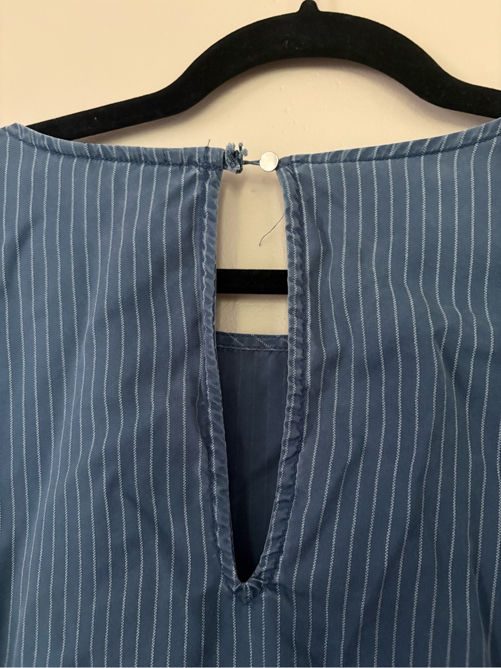 Express Top Navy Blue Pinstripe 3/4 Bell Sleeve Relaxed Fit Blouse Size Large - Picture 6 of 9